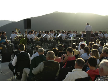 Strahlender Sonnenschein beim Benefizkonzert