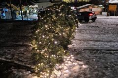 Christbaum am Mariazell Hauptplatz - Sturmschaden - Foto: Josef Kuss Christbaum am Mariazell Hauptplatz - Sturmschaden - Foto: Josef Kuss