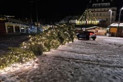 Christbaum am Mariazell Hauptplatz - Sturmschaden - Foto: Josef Kuss Christbaum am Mariazell Hauptplatz - Sturmschaden - Foto: Josef Kuss