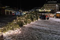 Christbaum am Mariazell Hauptplatz - Sturmschaden - Foto: Josef Kuss Christbaum am Mariazell Hauptplatz - Sturmschaden - Foto: Josef Kuss