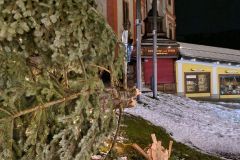 Christbaum am Mariazell Hauptplatz - Sturmschaden - Foto: Josef Kuss Christbaum am Mariazell Hauptplatz - Sturmschaden - Foto: Josef Kuss