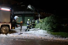 Christbaum am Mariazell Hauptplatz - Sturmschaden - Foto: Josef Kuss Christbaum am Mariazell Hauptplatz - Sturmschaden - Foto: Josef Kuss
