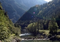 Blick von der Staumauer flussabwärts Blick von der Staumauer flussabwärts