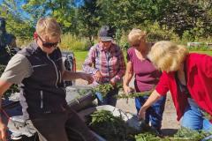 Die Bäuerinnen aus Mariazell und Mitterbach gemeinsam mit der Landjugend beim Gestalten der Erntedankkrone - Foto: Veronika Schweighofer