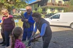 Die Bäuerinnen aus Mariazell und Mitterbach gemeinsam mit der Landjugend beim Gestalten der Erntedankkrone - Foto: Veronika Schweighofer