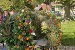 Die Bäuerinnen aus Mariazell und Mitterbach gemeinsam mit der Landjugend beim Gestalten der Erntedankkrone - Foto: Veronika Schweighofer