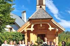 Die Bäuerinnen aus Mariazell und Mitterbach gemeinsam mit der Landjugend beim Gestalten der Erntedankkrone - Foto: Veronika Schweighofer