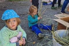 Die Bäuerinnen aus Mariazell und Mitterbach gemeinsam mit der Landjugend beim Gestalten der Erntedankkrone - Foto: Veronika Schweighofer