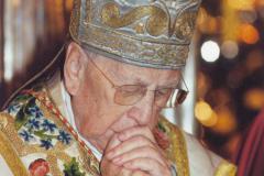 Kardinal König im Gebet mit Mariazeller Mitra, Foto: Basilika Mariazell