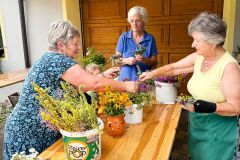 Kräuterbüscherlbinden und Kräutersegnung 2025 - Foto: Franz Peter Stadler