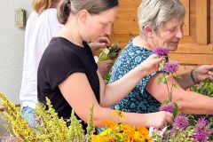 Kräuterbüscherlbinden und Kräutersegnung 2025 - Foto: Franz Peter Stadler