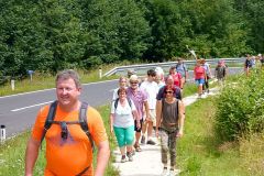 Das "Nimm-Mich-Mit"-Kreuz auf den letzten Metern zum Ziel - Foto: Mariazell Online