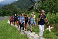 Das "Nimm-Mich-Mit"-Kreuz auf den letzten Metern zum Ziel - Foto: Mario Kuss