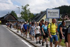 Das "Nimm-Mich-Mit"-Kreuz auf den letzten Metern zum Ziel - Foto: Mario Kuss