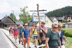Das "Nimm-Mich-Mit"-Kreuz auf den letzten Metern zum Ziel - Foto: Mario Kuss