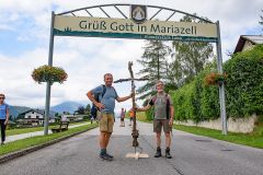 Das "Nimm-Mich-Mit"-Kreuz auf den letzten Metern zum Ziel - Foto: Mario Kuss