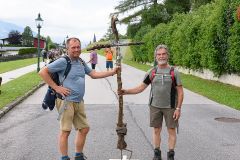 Das "Nimm-Mich-Mit"-Kreuz auf den letzten Metern zum Ziel - Foto: Mario Kuss