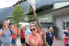 Das "Nimm-Mich-Mit"-Kreuz auf den letzten Metern zum Ziel - Foto: Mario Kuss