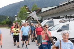 Das "Nimm-Mich-Mit"-Kreuz auf den letzten Metern zum Ziel - Foto: Mario Kuss