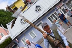 Das "Nimm-Mich-Mit"-Kreuz auf den letzten Metern zum Ziel - Foto: Mario Kuss