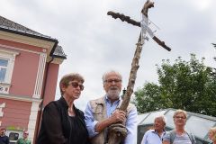 Das "Nimm-Mich-Mit"-Kreuz auf den letzten Metern zum Ziel - Foto: Mario Kuss