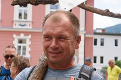 Das "Nimm-Mich-Mit"-Kreuz auf den letzten Metern zum Ziel - Foto: Mario Kuss