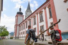 Das "Nimm-Mich-Mit"-Kreuz auf den letzten Metern zum Ziel - Foto: Mario Kuss