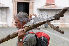 Das "Nimm-Mich-Mit"-Kreuz auf den letzten Metern zum Ziel - Foto: Mario Kuss