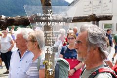 Das "Nimm-Mich-Mit"-Kreuz auf den letzten Metern zum Ziel - Foto: Mario Kuss