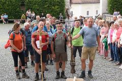 Das "Nimm-Mich-Mit"-Kreuz auf den letzten Metern zum Ziel - Foto: Mario Kuss