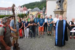 Superior P. Michael Staberl empfängt die Pilgergruppe - Foto: Mario Kuss