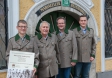 Senior Chef Baumeister Otmar Zefferer, Baumeister Ing. Hans-Peter Zefferer und Bautechniker Peter Zefferer mit Andreas Schweighofer vom Mariazeller Heimathaus