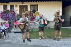 Maibaumumschneiden beim Franzbauer - Foto: Ing. Franz Peter Stadler