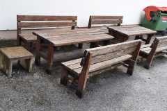 Aussenanlage_-Tische-2-Stk-Baenke-4-Stk