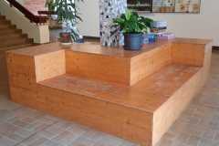 Gang_Sitzmoeglichkeit-Holz Gang_Sitzmoeglichkeit-Holz