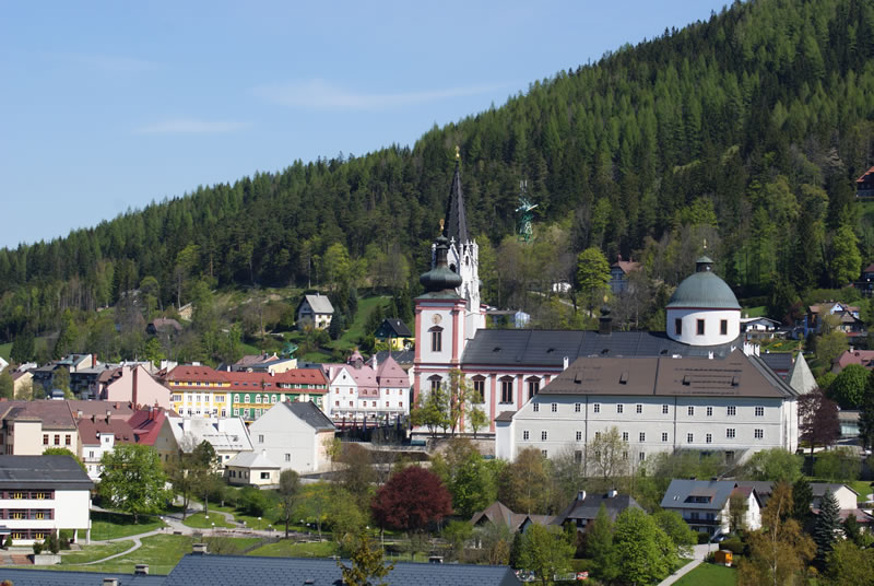 Wallfahrtsort Mariazell Blick von der Erzherzog Johann Statue Wallfahrtsort Mariazell Blick von der Erzherzog Johann Statue