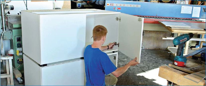 Fertigung der neuen Vitrinen in der Tischlerei Girrer.