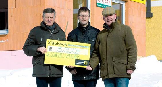 Obmann Ing. Peter Kroneis und Ing. Peter Kaml von der BFK Mariazell überreichen Museumsobmann Andreas Schweighofer den Spendenscheck.
