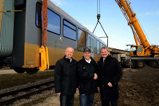 Verkehrslandesrat Karl Wilfing und NÖVOG Geschäftsführer Gerhard Stindl mit Michael Heussler (Mitte), der als Lokführer die Himmelstreppe testet. Verkehrslandesrat Karl Wilfing und NÖVOG Geschäftsführer Gerhard Stindl mit Michael Heussler (Mitte), der als Lokführer die Himmelstreppe testet.