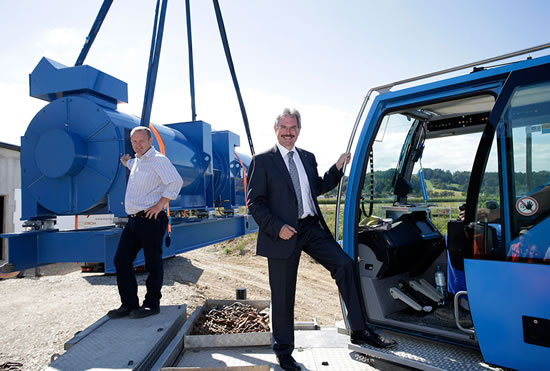 Verkehrslandesrat Karl Wilfing u. Projektverantwortliche Gerhard Kirschenhofer (Leiter Energie und Signaltechnik). ©NÖVOG/Luger Verkehrslandesrat Karl Wilfing und der Projektverantwortliche Gerhard Kirschenhofer (Leiter Energie und Signaltechnik) bei der Anlieferung der Umformer, welche die Energieversorgung der Mariazellerbahn in Zukunft verbessern werden. ©NÖVOG/Luger