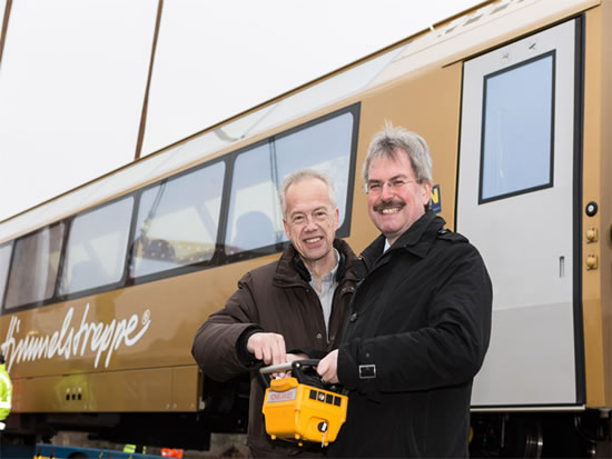 Verkehrslandesrat Wilfing und Geschäftsführer Gerhard Stindl an der Krankonsole. © NÖVOG/Bollwein