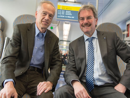 Verkehrslandesrat Karl Wilfing und NÖVOG Geschäftsführer Gerhard Stindl im Bild mit Lokführer Uwe Thier.