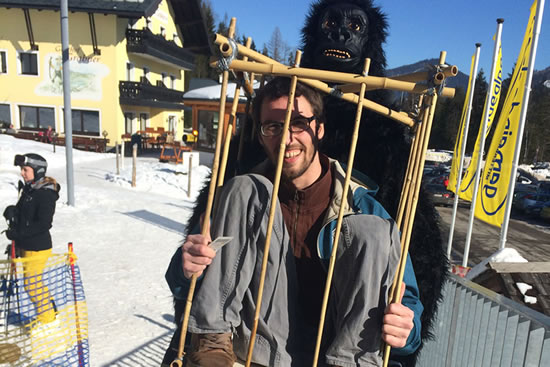 Im Faschingskostüm auf die Piste, so lautete das Motto auf der Gemeindealpe am Faschingsamstag. Im Bild das Siegerkostüm vom Oim Gschnas im s’Balzplatzerl, ein Gorilla mit Gefangenem im Käfig. (© NÖVOG/Abl) Im Faschingskostüm auf die Piste, so lautete das Motto auf der Gemeindealpe am Faschingsamstag. Im Bild das Siegerkostüm vom Oim Gschnas im s’Balzplatzerl, ein Gorilla mit Gefangenem im Käfig. (© NÖVOG/Abl)