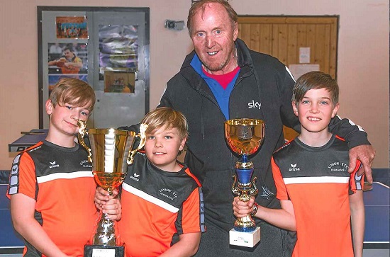 Nachwuchsspieler des UTTC Mariazell mit Trainer Johann Hager. Nachwuchsspieler des UTTC Mariazell mit Trainer Johann Hager.