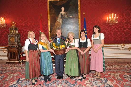 Besuch der Imkerinnen bei BP. Dr. Fischer, Foto: Heidrun Singer Besuch der Imkerinnen bei BP. Dr. Fischer, Foto: Heidrun Singer