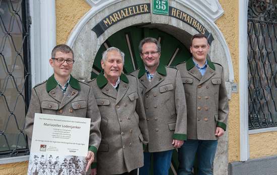 Drei Generationen mit dem "Original Mariazeller Lodenjanker" Drei Generationen mit dem "Original Mariazeller Lodenjanker"
