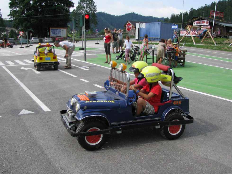 Elektroauto-Fahrten im Schulverkehrsgarten - Foto: Mariazell Online