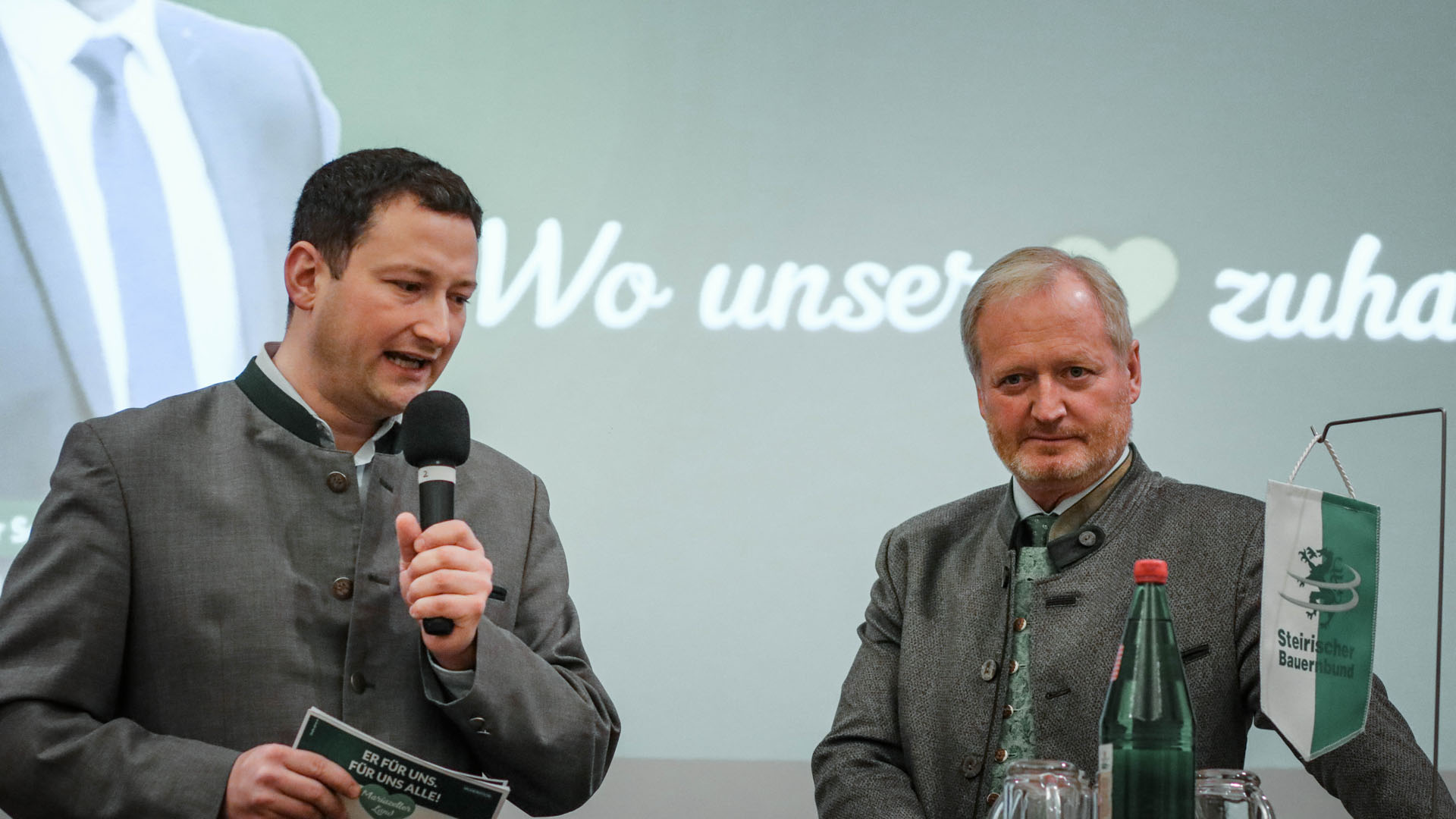 Moderator Dir. Paul Nemecek mit Walter Schweighofer – Foto: Anna Scherfler