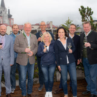 Foto v.l.n.r.: Florian Glitzner, Ing. Hugo Sampl, Thomas Fluch, Vizebürgermeister Walter Schweighofer, Ing. Werner Girrer, Resi Krautgartner, Katharina und Peter Kroneis, Jürgen Ebner, Claudia Höhn - Foto: Josef Kuss