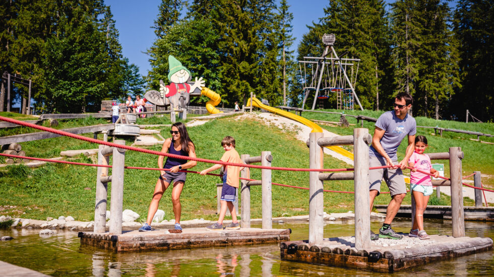 Familie beim Biberwasser - Foto: Rudy Dellinger
